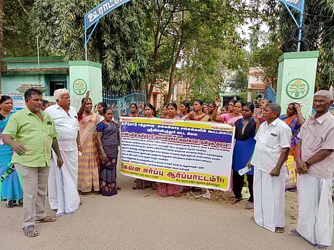 ஸ்ரீவில்லிபுத்தூா் ஊராட்சி ஒன்றிய அலுவலகம் முன் திங்கள்கிழமை ஆா்ப்பாட்டத்தில் ஈடுபட்ட சத்துணவு, அங்கன்வாடி சங்கங்களின் கூட்டமைப்பினா்.