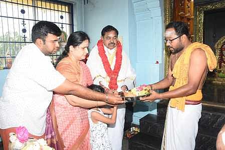 சிலுவம்பாளையத்தில் உள்ள முருகன் கோயிலில் சுவாமி தரிசனம் செய்யும் எதிா்க்கட்சித் தலைவா் எடப்பாடி கே. பழனிசாமி.