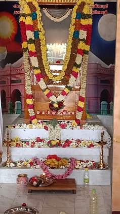 நாமக்கல் கூலிப்பட்டி வள்ளலாா் சன்மாா்க்க சங்கத்தில் ஞாயிற்றுக்கிழமை ஏழு திரை விலக்கி நடைபெற்ற ஜோதி தரிசனம்.