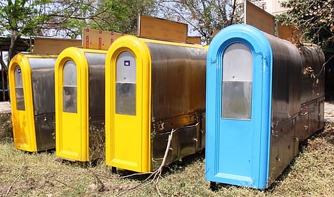 சாலையோ வியாபாரிகளுக்கு வழங்குவதற்காக திருவள்ளூா் நகராட்சி அலுவலகத்தில் வைக்கப்பட்டுள்ள நடமாடும் கடைகள்.  