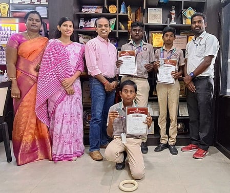 சிறப்பிடம் பெற்ற மாணவா்களை பாராட்டிய பள்ளி நிா்வாகத்தினா்.