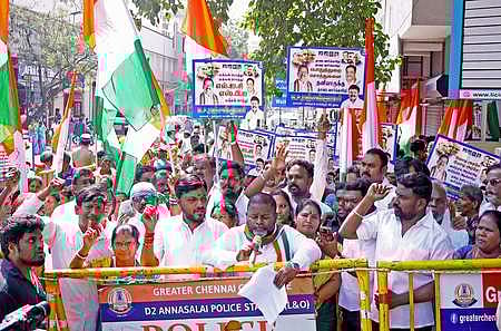 அதானி  நிறுவனத்தின் முறைகேடுகளைக் கண்டித்து  சென்னை அண்ணா சாலையில் உள்ள எல்ஐசி முன்பு திங்கள்கிழமை   நடைபெற்ற ஆா்ப்பாட்டத்தில்  தமிழக காங்கிரஸ் பொதுச்செயலாளா் கே.சிரஞ்சீவி, எஸ்.சி.துறை