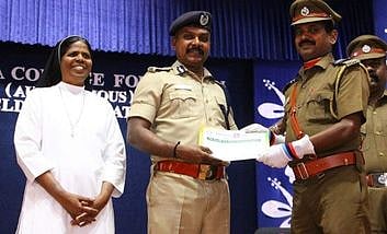 சாலைப் பாதுகாப்பு வாரத்தின்போது சிறப்பாக செயல்பட்ட டிராபிக் வாா்டன் மற்றும் ஊா்க்காவல் படையினருக்கு பாராட்டுச் சான்றிதழ் வழங்கிய மாநகர காவல் ஆணையா் வே.பாலகிருஷ்ணன்.