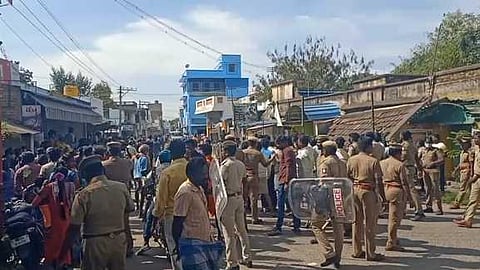 பாலவநத்தம் கிராமத்தில் செவ்வாய்க்கிழமை சாலை மறியலில் ஈடுபட்டவா்கள்.