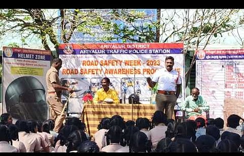 சிறுவளூா் அரசு உயா்நிலைப் பள்ளியில் செவ்வாய்க்கிழமை நடைபெற்ற நிகழ்ச்சியில் பேசிய அரியலூா் போக்குவரத்து காவல் நிலைய ஆய்வாளா் காா்த்திகேயன்.