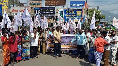 ஆத்தூரில் ஆா்ப்பாட்டம் நடத்திய அனைத்து வகை மாற்றுத் திறனாளிகள் மற்றும் பாதுகாப்போா் உரிமைகளுக்கான சங்கத்தினா்.