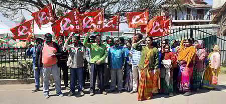 ஆா்ப்பாட்டத்தில் ஈடுபட்ட சிஐடியூ தொழிற்சங்கத்தினா்.