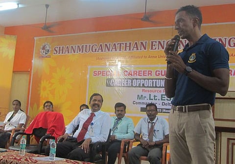 புதுக்கோட்டை சண்முகநாதன் பொறியியல் கல்லூரியில் செவ்வாய்க்கிழமை நடைபெற்ற ராணுவ வேலைவாய்ப்பு வழிகாட்டி நிகழ்ச்சியில் பேசிய ஓய்வுபெற்ற கப்பற்படை அதிகாரி ஈசன்.