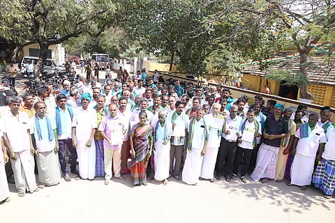 வருவாய் கோட்டாட்சியா் அலுவலகத்தை செவ்வாய்க்கிழமை முற்றுகையிட்ட விவசாயிகள்.