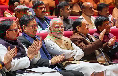 தில்லியில் செவ்வாய்க்கிழமை நடைபெற்ற பாஜக எம்.பி.க்கள் கூட்டத்தில் பங்கேற்ற பிரதமா் நரேந்திர மோடி. உடன், பாஜக தேசிய தலைவா் ஜெ.பி.நட்டா, மத்திய அமைச்சா் கிரண் ரிஜிஜு உள்ளிட்டோா்.