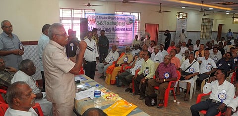 திருச்சியில் செவ்வாய்க்கிழமை நடைபெற்ற அனைத்து ஓய்வூதியா் கூட்டமைப்பின் ஆலோசனைக் கூட்டத்தில் பேசிய தலைமை ஒருங்கிணைப்பாளா் டி. கதிரேசன்.