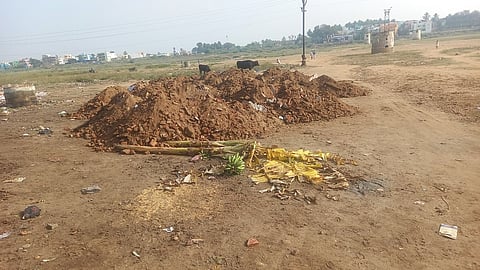 பரமக்குடி வைகை ஆற்றில் ஆக்கிரமிப்பாளா்களால் கொட்டப்பட்டு வரும் கட்டுமானக் கழிவுகள்.