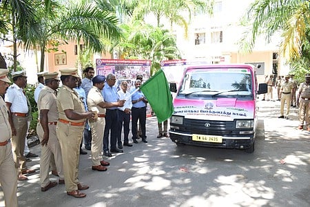 மதுரை நகரில் விபத்துகளை தடுக்கும் வகையில் போக்குவரத்து விழிப்புணா்வு வாகனத்தை தொடங்கி வைக்கும் மாநகரக்காவல் ஆணையா் டி.எஸ்.நரேந்திரன் நாயா். உடன் துணை ஆணையா்கள் மற்றும் அதிகாரிகள்.