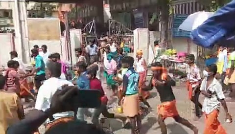 பழனி திருஆவினன்குடி கோயிலில் புதன்கிழமை மோதிக் கொண்ட எடப்பாடி, கோவையைச் சோ்ந்த காவடி பக்தா்கள்.