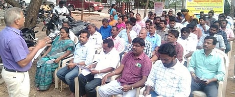 திண்டுக்கல் மாவட்ட ஆட்சியா் அலுவலக வளாகத்தில் புதன்கிழமை தா்னா போராட்டத்தில் ஈடுபட்ட நில அளவை அலுவலா்கள்.