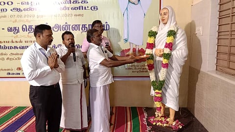 நாமக்கல்லில் வள்ளலாா் அன்னதான நிகழ்விற்கான பூஜையில் பங்கேற்றோா்.