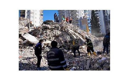 துருக்கியின் அடானா நகரில் நிலநடுக்கத்தால் தரைமட்டமான கட்டட பகுதியில் செவ்வாய்க்கிழமை மீட்புப் பணியில் ஈடுபட்ட அவசரகால குழுவினா்.