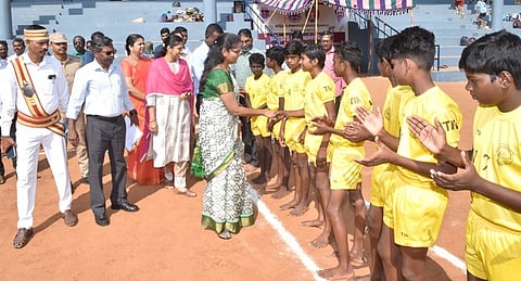 திருவாரூரில் விளையாட்டுப் போட்டிகளை தொடக்கிவைத்த ஆட்சியா் தி. சாருஸ்ரீ.