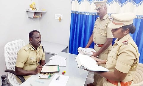 பள்ளிகொண்டா காவல் நிலையத்தில் ஆய்வு மேற்கொண்ட வேலூா் மாவட்ட காவல் கண்காணிப்பாளா் எஸ்.ராஜேஷ்கண்ணன்.