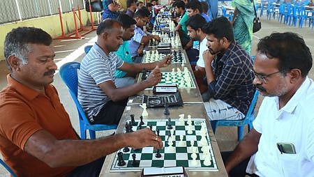 மதுரையில் புதன்கிழமை நடைபெற்ற சதுரங்கப் போட்டியில் பங்கேற்ற அரசு ஊழியா்கள்.