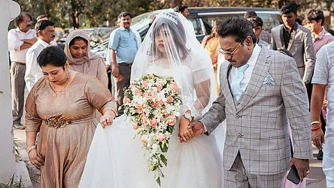 கிறிஸ்தவ முறைப்படி பெங்களூரில் உள்ள தேவாலயத்தில் நடந்த இந்த திருமணத்தில் நெருக்கமான நண்பர்கள், உறவினர்கள் மட்டும் கலந்து கொண்டனர்.