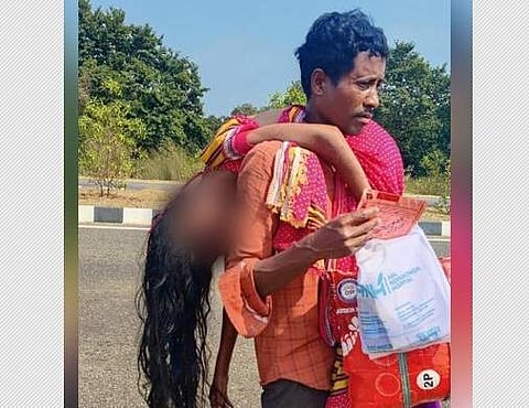 மனைவியின் உடலை சுமந்து செல்லும் கணவன்