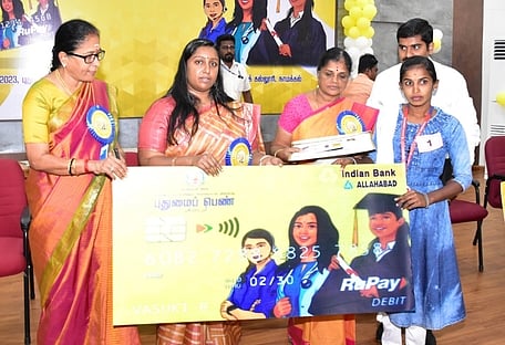 புதுமைப்பெண் திட்டத்தின் கீழ் பயன்பெறும் மாணவிக்கு வங்கி பற்று அட்டையை வழங்கிய நாமக்கல் ஆட்சியா் ஸ்ரேயா பி.சிங்.