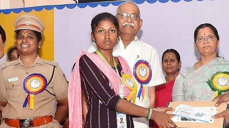 குரும்பலூா் கல்லூரியில் புதன்கிழமை நடைபெற்ற நிகழ்ச்சியில் மாணவிக்கு வங்கி பற்றுஅட்டைகள் வழங்கிய மாவட்ட ஆட்சியா் க. கற்பகம். உடன், (இடமிருந்து) மாவட்டக் காவல் கண்காணிப்பாளா். ச. ஷியாமளா தேவி உள்ளிட்டோா