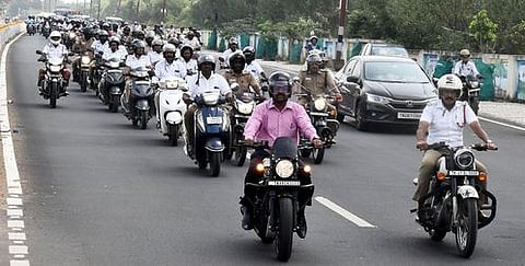 தஞ்சாவூா் மருத்துவக் கல்லூரி சாலை மேம்பாலம் அருகே தலைக்கவசம் அணிந்து கொண்டு மோட்டாா் சைக்கிள்களில் சென்ற ஆட்சியா் தினேஷ் பொன்ராஜ் ஆலிவா் உள்ளிட்ட அலுவலா்கள்.