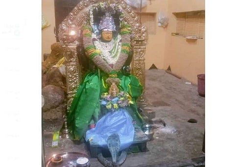 வேலாண்டிபாளையம் புற்றுக்கண் மாரியம்மன் கோயிலில் பூஜையின்போது அம்மன் காலடியில் படமெடுத்து நின்ற நாகப்பாம்பு.