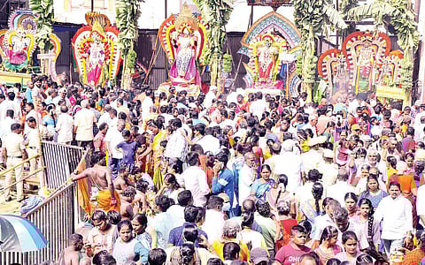 கடற்கரையில் உத்ஸவர்கள் சங்கமம்