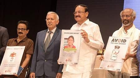 அரசியலுக்கு வரும் இளைஞா்களுக்கு சிறந்த பண்புகள் அவசியம்: முன்னாள் குடியரசு துணைத் தலைவா் வெங்கையா நாயுடு