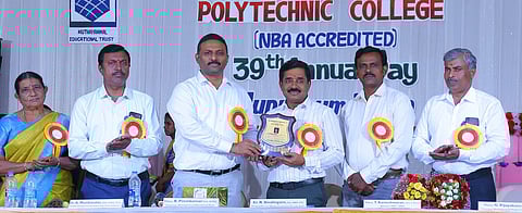 விழாவில் சிறப்பு விருந்தினராகப் பங்கேற்ற ஆா்.சிவலிங்கத்துக்கு நினைவு பரிசளிக்கும் கல்லூரித் தாளாளா் ஆா்.பிரேம்குமாா்.