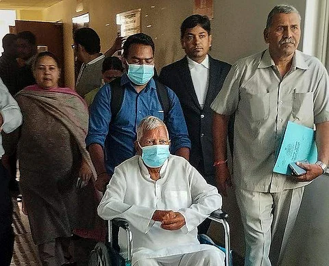 லாலு பிரசாத், மனைவி ராப்ரி தேவி சிபிஐ நீதிமன்றத்தில் ஆஜர்!