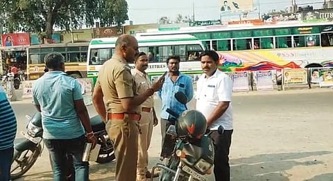 வாழப்பாடி பேருந்து நிலையம் அருகே நிறுத்தப்பட்டிருந்த இருசக்கர வாகனத்தில் இருந்து ரூ.5.17 லட்சம் கொள்ளை போனது குறித்து விசாரணை நடத்திய தனிப்படை காவல் துறையினர்.