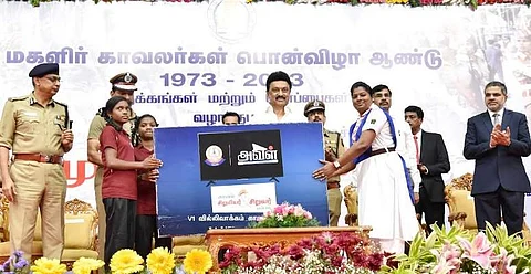 'அனைத்துக் காவல் நிலையங்களிலும், பெண் காவலர்களுக்கு கழிவறை வசதியுடன் தனி ஓய்வறை'