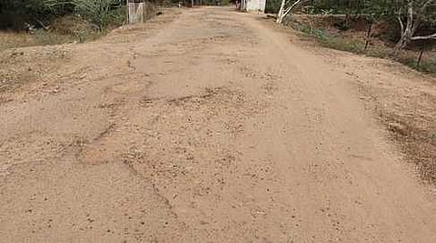 ஆலவயலில் சேதமான சாலை: மக்கள் அவதி