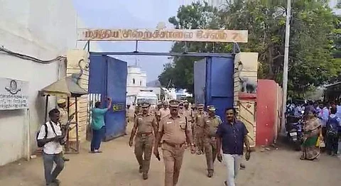 சேலம் மத்திய சிறையில் காவலர்கள் திடீர் சோதனை: தடை செய்யப்பட்ட பொருட்கள் பறிமுதல்