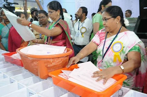 தபால் வாக்குகள் எண்ணும் பணியில் ஈடுபட்ட பணியாளர்கள்.