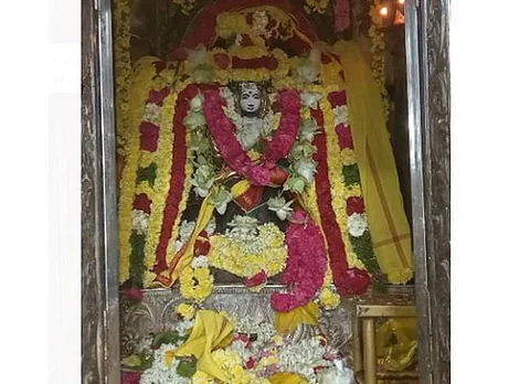தங்ககவச அலங்காரத்தில் பக்தர்களுக்கு அருள்பாலித்த ஆலங்குடி குருபகவான்