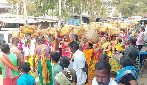 வாழப்பாடியில் பூஜைப் பொருள்களை மூங்கில் கூடையில் சுமந்தடி ஊா்வலமாகச் சென்ற பெண்கள்.