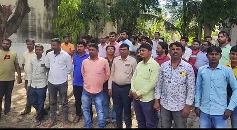 திருப்பூரில் உள்ள ரயில்வே காவல் நிலையம் முன்பாக வெள்ளிக்கிழமை திரண்ட வடமாநிலத் தொழிலாளர்கள்.
