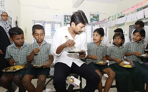 மாணவர்களுடன் அமர்ந்து உணவு சாப்பிட்டு ஆய்வு செய்த அமைச்சர் உதயநிதி ஸ்டாலின்