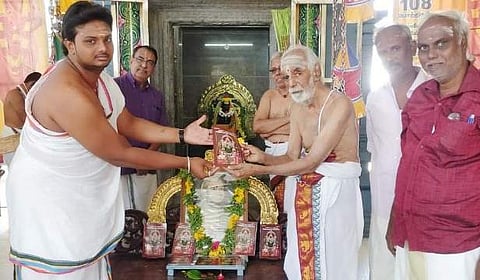 காஞ்சி மகாபெரியவர் அனுஷ பூஜை புத்தக வெளியீடு.