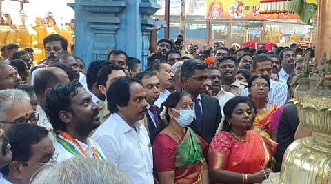 மண்டைக்காடு ஶ்ரீ பகவதி அம்மன் கோயிலில் தமிழிசை, அமைச்சர்கள்.