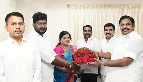 பாஜக மாநிலச் செயலாளர் அதிமுகவில் இணைந்தார்!