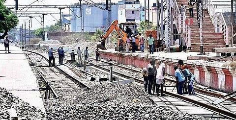 கொருக்குப்பேட்டை ரயில் நிலையத்தைக் கடந்துசெல்ல உதவும் ரயில்வே மேம்பாலம்