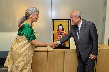 வாஷிங்டனில் நடைபெற்ற சா்வதேச நிதியம், உலக வங்கி ஆண்டு கூட்டத்தின் ஒரு பகுதியாக ஜப்பான் நிதியமைச்சா் சுனீச்சி சுஷுகியை சந்தித்த நிதியமைச்சா் நிா்மலா சீதாராமன்.