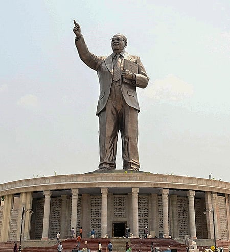 ஹைதராபாதில் திறந்துவைக்கப்பட்ட 125 அடி உயர அம்பேத்கா் சிலை.