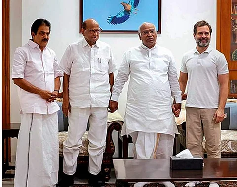 காா்கே, ராகுலுடன் சரத் பவாா் சந்திப்பு